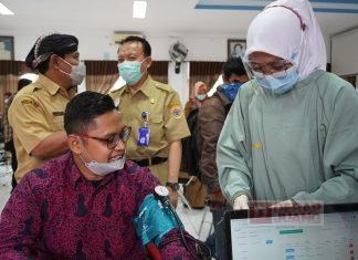 Mas Uki Jadi Orang Pertama Penerima Vaksin Covid-19 Tahap II di Kabupaten Brebes