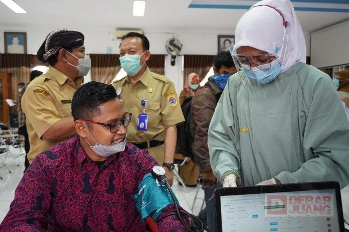 Mas Uki Jadi Orang Pertama Penerima Vaksin Covid-19 Tahap II