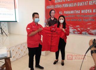 Mbak Mitha Bagikan Seragam Partai Kepada PAC PDI Perjuangan se-Kabupaten Brebes