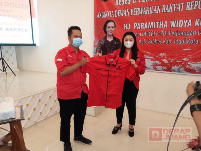 Mbak Mitha Bagikan Seragam Partai Kepada PAC PDI Perjuangan se-Kabupaten Brebes