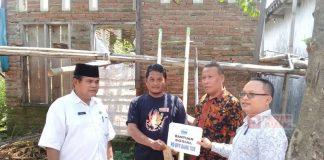 Nursidik Berikan Bantuan Rehabilitasi Rumah Tidak Layak Huni di Desa Pagiyanten