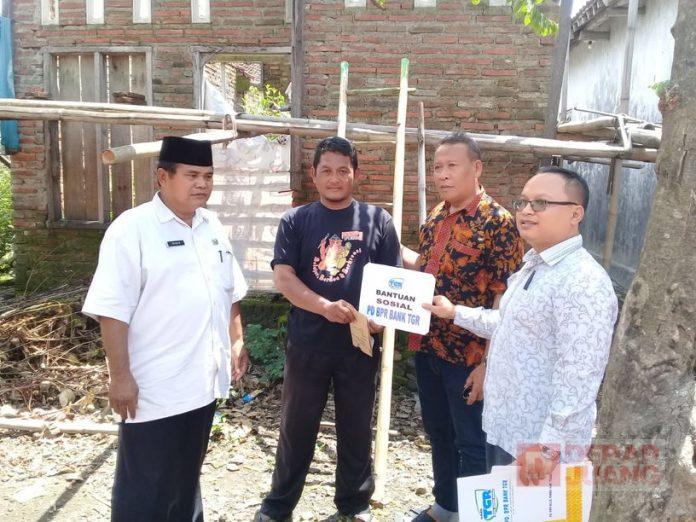 Nursidik Berikan Bantuan Rehabilitasi Rumah Tidak Layak Huni di Desa Pagiyanten