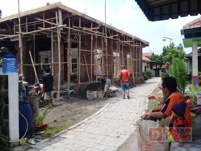 Nursidik Tinjau Pembangan Musholla di Kecamatan Adiwerna