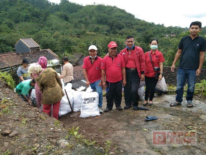 PAC Donorojo Jepara Bantu Warga Korban Longsor