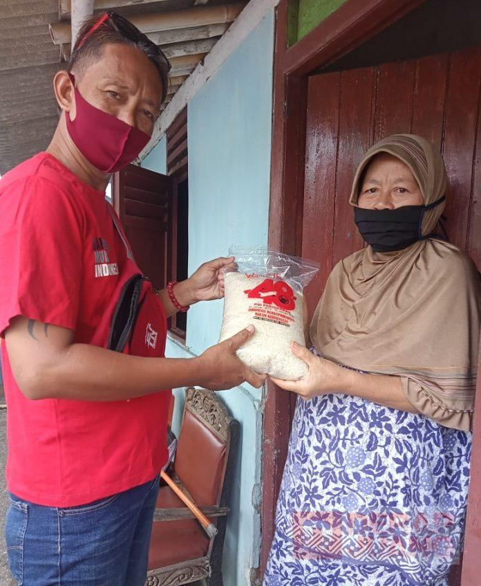 PAC PDI Perjuangan Kecamatan Wangon Berikan Bantuan Kepada Masyarakat Terdampak Covid-19
