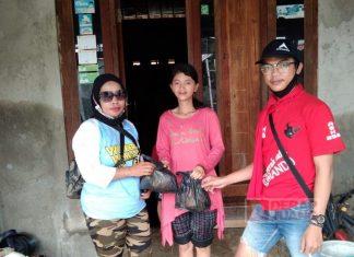 PDI Perjuangan Kota Pekalongan Bersama Komunitas Wonder Women Bagikan Makanan Kepada Korban Banjir