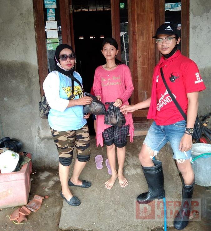 PDI Perjuangan Kota Pekalongan Bersama Komunitas Wonder Women Bagikan Makanan Kepada Korban Banjir