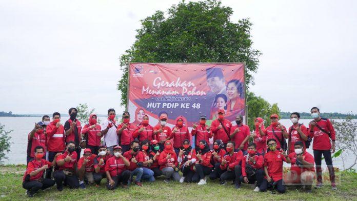 Peringati HUT Partai, Banteng Grobogan Gelar Sepeda Sehat dan Penanaman Pohon