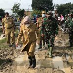 Sri-Sumarni-Tinjau-Langsung-Tanggul-Jebol-di-Desa-Klampok-Godong-Grobogan-1