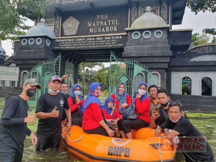 Terjang Banjir, Tatiek Soelistijani Sambangi Panti Rehabilitasi Gangguan Jiwa
