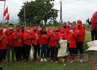 DPC PDI Perjuangan Kabupaten Tegal Lakukan Bersih Sungai di Desa Balaradin