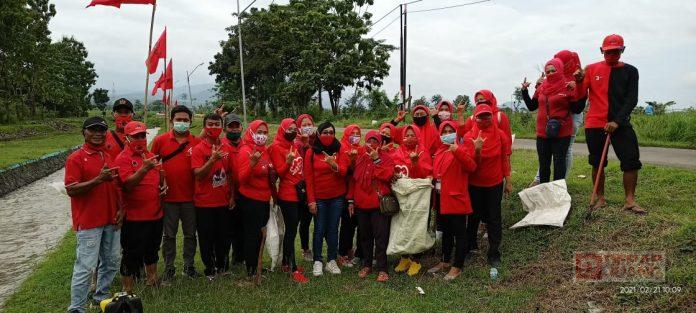 Tegak Lurus Terhadap Instruksi Partai, DPC PDI Perjuangan Kabupaten Tegal Lakukan Bersih Sungai di Desa Balaradin