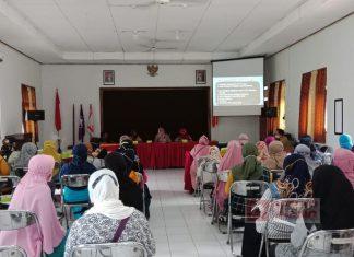 Tingkatkan Ekonomi Kerakyatan, Hj. Rosalina Bekali Emak-Emak Kreativitas Menjahit