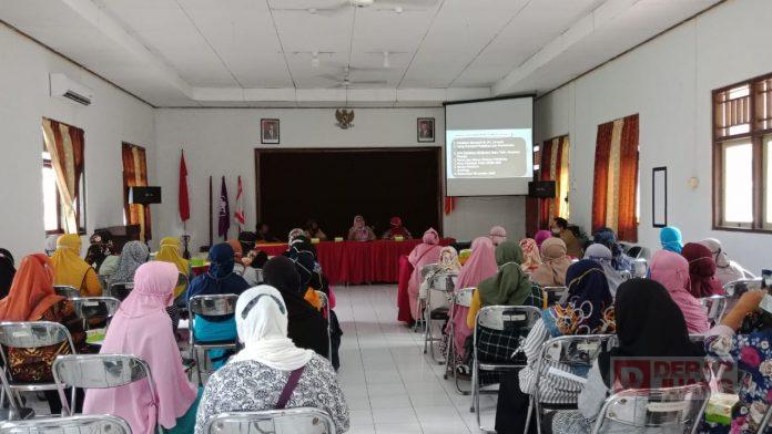 Tingkatkan Ekonomi Kerakyatan, Hj. Rosalina Bekali Emak-Emak Kreatifitas Menjahit