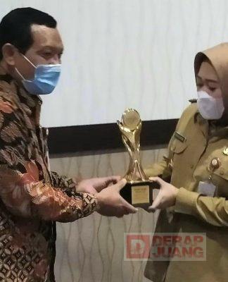 Bupati Tiwi Terima Penghargaan TPAKD Award 2020