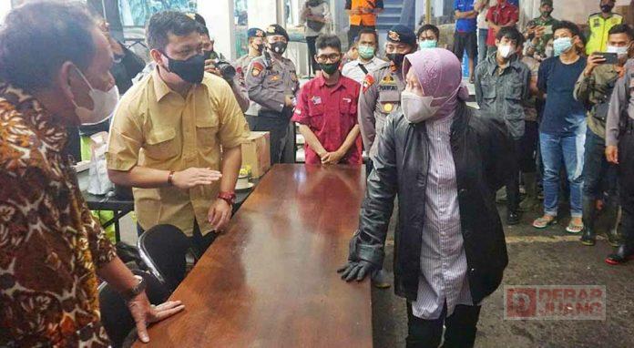 Tri Rismaharini Kunjungi Lokasi Pengungsian Korban Banjir di Kota Pekalongan