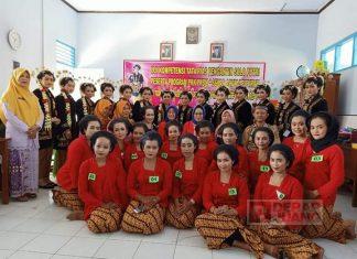 Anggota DEPWAN DPC PDI Purworejo Ikuti Pelatihan Make Up Artist