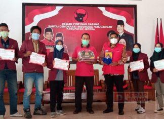 Andang Lepas Mahasiswa Magang di DPC PDI Perjuangan Jepara