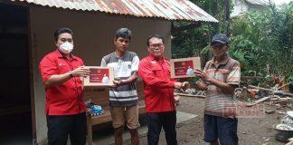 Baguna PDI Perjuangan Kebumen Berikan Bantuan Kepada Masyarakat Terdampak Angin Kencang di Kecamatan Puring