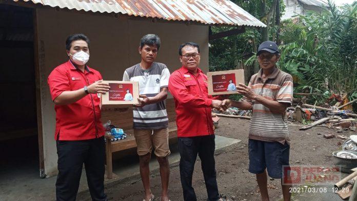 Baguna PDI Perjuangan Kebumen Berikan Bantuan Kepada Masyarakat Terdampak Angin Kencang di Kecamatan Puring
