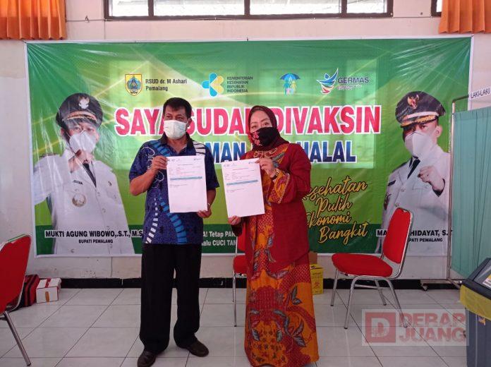 Berstatus Penyintas Covid-19, H. Junaedi dan Istri Jalani Vaksinasi