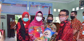 Bupati Sukoharjo Serahkan Bantuan Benih Padi Terdampak Banjir