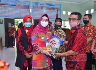 Bupati Sukoharjo Serahkan Bantuan Benih Padi Terdampak Banjir