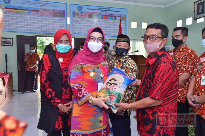 Bupati Sukoharjo Serahkan Bantuan Benih Padi Kepada Masyarakat Terdampak Banjir