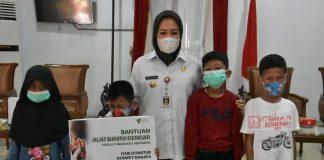 Peduli Tunarungu, Bupati Tiwi Serahkan Bantuan Alat Bantu Dengar