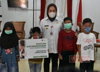 Peduli Tunarungu, Bupati Tiwi Serahkan Bantuan Alat Bantu Dengar