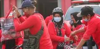 DPC PDI Perjuangan Karanganyar Gelar Kegiatan Sepeda Santai dan Bagikan Sembako Kepada Masyarakat