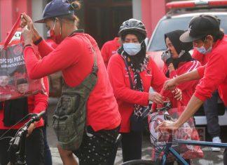 DPC PDI Perjuangan Karanganyar Gelar Kegiatan Sepeda Santai dan Bagikan Sembako Kepada Masyarakat
