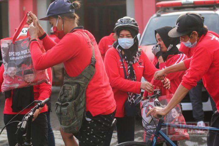 DPC PDI Perjuangan Karanganyar Gelar Kegiatan Sepeda Santai dan Bagikan Sembako Kepada Masyarakat