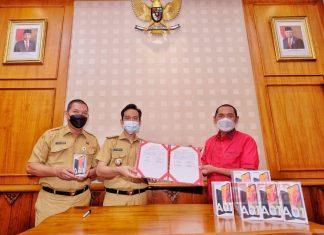 Tunjang Pembelajaran Daring, DPC PDI Perjuangan Kota Surakarta Serahkan 150 Gawai