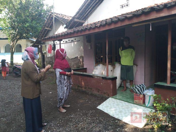 Endang Suprapti Berikan Bantuan Sembako Kepada Masyarakat Terpapar Covid-19 di Desa Balaradin