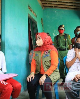 Hj. Sri Mulyani Sambangi Masyarakat yang Terkena Musibah di Kecamatan Gantiwarno