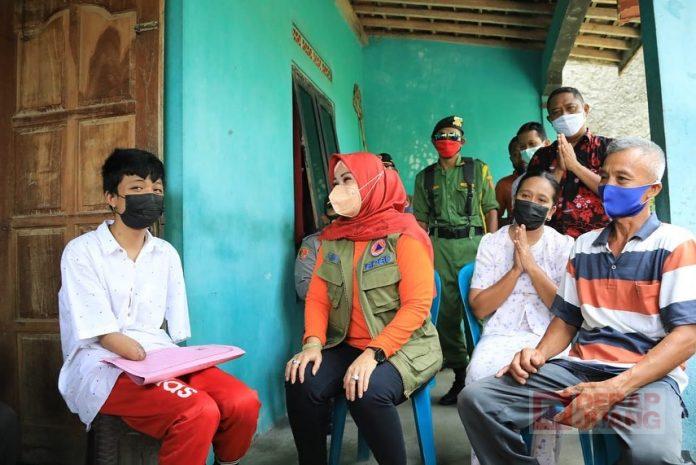 Hj. Sri Mulyani Sambangi Masyarakat yang Terkena Musibah di Kecamatan Gantiwarno