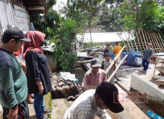 Hj. Sri Ruwiyati Pantau Pembongkaran RTLH di Desa Tunggoro