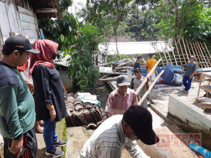 Hj. Sri Ruwiyati Pantau Pembongkaran RTLH di Desa Tunggoro