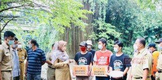 Hj.Sri Mulyani Meninjau Lokasi Banjir di Kali Pusur