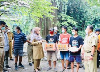 Hj.Sri Mulyani Meninjau Lokasi Banjir di Kali Pusur