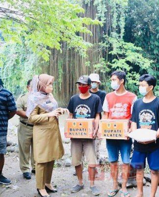 Hj.Sri Mulyani Meninjau Lokasi Banjir di Kali Pusur