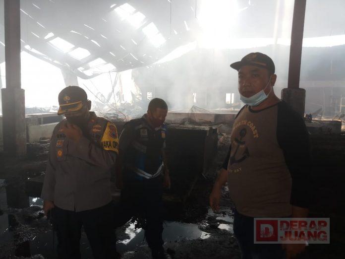 Ketua DPRD Banjarnegara Meninjau Pasar yang Terbakar (3)