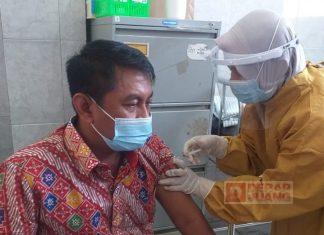 Kusnendro Ikuti Program Vaksinasi Tahap I di Puskesmas Tegal Barat