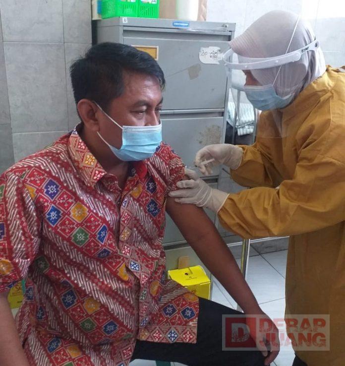 Kusnendro Ikuti Program Vaksinasi Tahap I di Puskesmas Tegal Barat