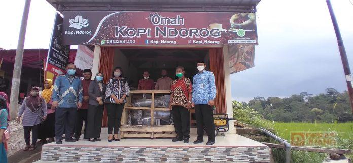 Mbak Casytha Beri Bantuan Alat Roaster Kopi Kepada Gapoktan Semagar