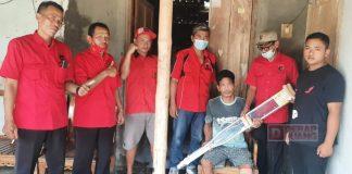 PAC Nalumsari Berikan Bantuan Kruk Kepada Warga Blimbing Rejo