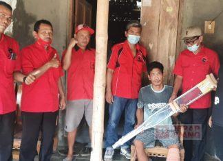 PAC Nalumsari Berikan Bantuan Kruk Kepada Warga Blimbing Rejo