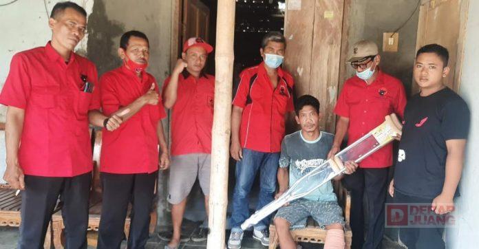 PAC Nalumsari Berikan Bantuan Kruk Kepada Warga Blimbing Rejo