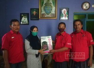 Pengurus Ranting PDI Perjuangan Desa Juragan Berikan Bantuan Pengeras Suara Kepada Muslimat NU